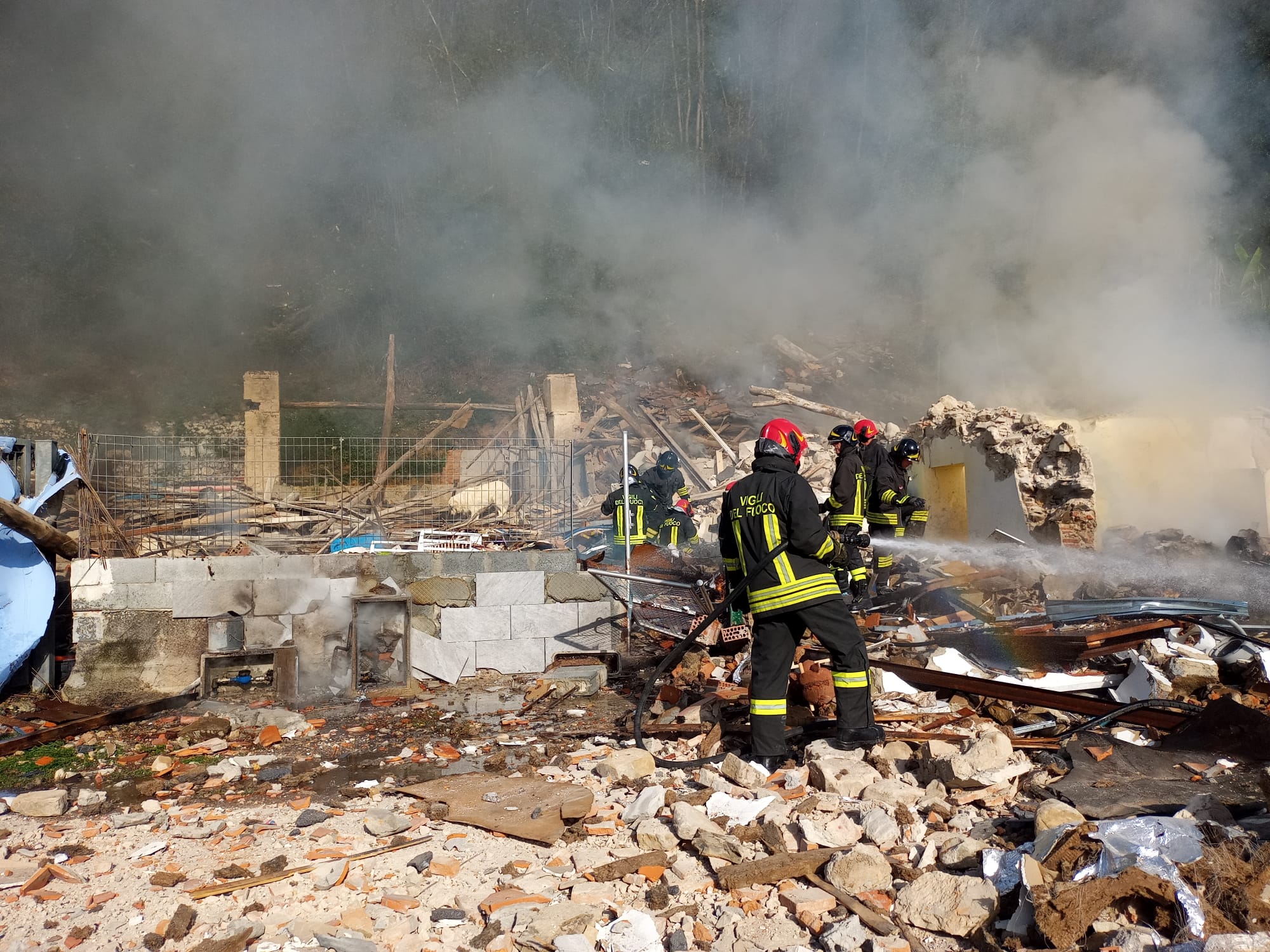 Esplode Una Bombola Del Gas E Rade Al Suolo Una Palazzina: Morti Moglie ...